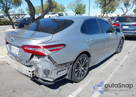 2020 Toyota Camry Se Hybrid z USA, uszkodzony, nr VIN 4T1J31AK2LU535907